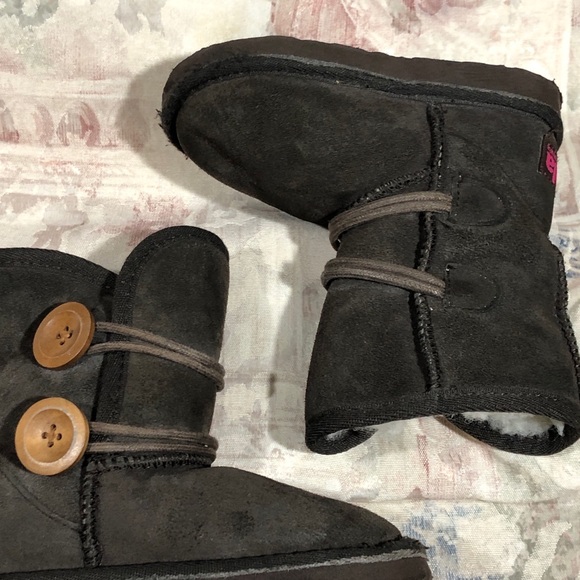 Ukala Suede and sheepskin lined boots. - Picture 4 of 8